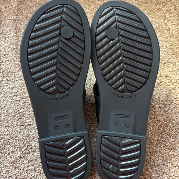 NWOT Crocs 9M Black Sandals - Picture 2 of 2